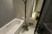 ライン照明がお洒落な雰囲気を演出する広々としたバスルームです！ゆったり足を伸ばせる浴槽で一日の疲れを癒せますね♪スタイリッシュなシャワーや縦長の水切り鏡など機能的で上質な設備が整っています！