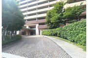 緑豊かな植栽に囲まれた綺麗に整備された車寄せ付きのエントランスアプローチです！舗装された平坦な道が続いており、ベビーカーや大きな荷物を持った際のお出かけもスムーズに行えますね♪