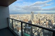 高層階ならではの開けた美しい眺望が広がる開放感たっぷりのバルコニーです!天気の良い日には澄み渡る青空を一面に眺めながら、心地よい風を感じて爽やかな朝のコーヒータイムや休憩を楽しめます♪ 高層階ならではの開けた美しい眺望が広がる開放感たっぷりのバルコニーです!天気の良い日には澄み渡る青空を一面に眺めながら、心地よい風を感じて爽やかな朝のコーヒータイムや休憩を楽しめます♪