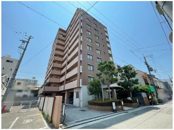 ブラウンのタイル貼りがシックで重厚感のあるマンション外観です！青空に映えるスタイリッシュなフォルムで、周辺の街並みにも美しく調和しています♪日当たりや風通しにも期待できる快適な住環境が整っています！