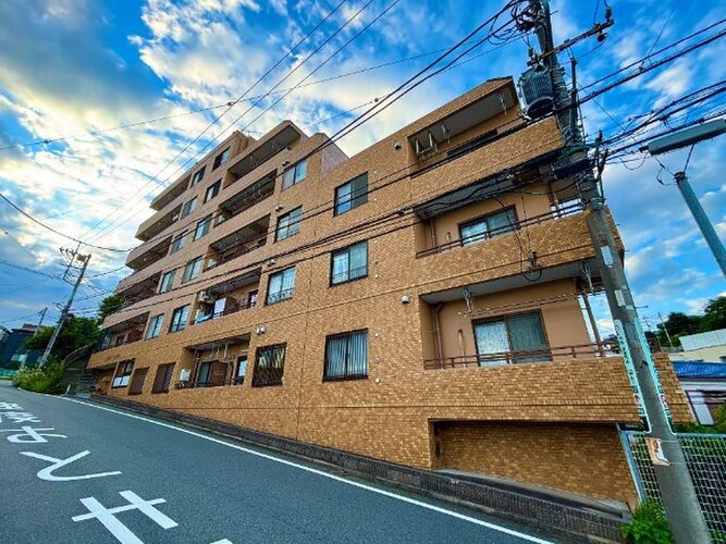 落ち着いた色合いのタイル貼りが目を惹く外観フォルム。周辺環境と調和した存在感ある佇まいです。 落ち着いた色合いのタイル貼りが目を惹く外観フォルム。周辺環境と調和した存在感ある佇まいです。
