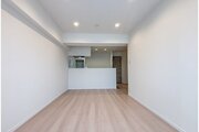 柔らかな色合いのフローリングと清潔感のあふれる白のクロスが明るい空間を創り出しているLDK。 柔らかな色合いのフローリングと清潔感のあふれる白のクロスが明るい空間を創り出しているLDK。