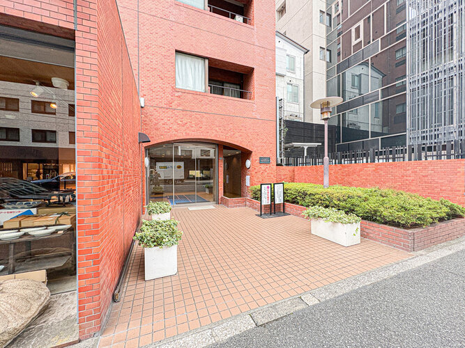 鮮やかな緑を効果的に纏った外観。爽やかな風がそよぐ心温まるお部屋へ優しく誘います。 鮮やかな緑を効果的に纏った外観。爽やかな風がそよぐ心温まるお部屋へ優しく誘います。