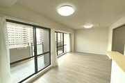 自然光を取り込む明るく開放的なリビングダイニングです!カウンターキッチンから室内を見渡せるためお料理中も会話が弾みます。家族が自然と集まり快適に過ごせる空間ですね♪ 自然光を取り込む明るく開放的なリビングダイニングです!カウンターキッチンから室内を見渡せるためお料理中も会話が弾みます。家族が自然と集まり快適に過ごせる空間ですね♪