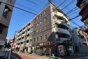 高田馬場駅まで徒歩4分。都市生活の利便性と充実感を得られる立地に佇んでいます。