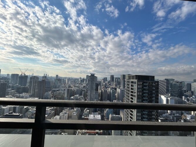 青空が広がる見晴らしのよい高層階からの素晴らしい眺望です!前面に高い遮蔽物がなく、心地よい自然光と風を感じながら過ごせますね♪休日には景色を眺めながらゆったりとお茶を楽しむ時間も過ごせます! 青空が広がる見晴らしのよい高層階からの素晴らしい眺望です!前面に高い遮蔽物がなく、心地よい自然光と風を感じながら過ごせますね♪休日には景色を眺めながらゆったりとお茶を楽しむ時間も過ごせます!