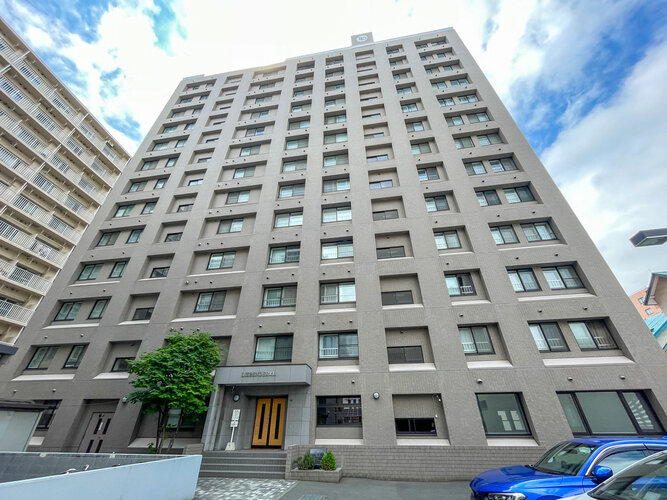 堂々とした佇まいのマルチストーリーマンションです。周辺の建物とも調和しており、お友達を自宅に招待する際にも目印として分かりやすく、愛着を持って長く住み続けられます♪