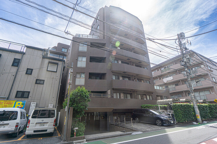 どこか余裕を感じさせるシャープなフォルムで佇む外観は、晴天の空と合わせる事で堂々たる趣を見せます。 どこか余裕を感じさせるシャープなフォルムで佇む外観は、晴天の空と合わせる事で堂々たる趣を見せます。