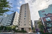 青空に映えるスタイリッシュな外観デザインのマンションです！