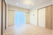 柔らかな色合いのフローリングと清潔感のあふれる白のクロスが明るい空間を創り出しているLDK。