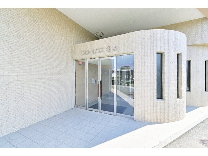 統一した色調でデザインされたマンションは周囲と調和した景観を生み出しています。