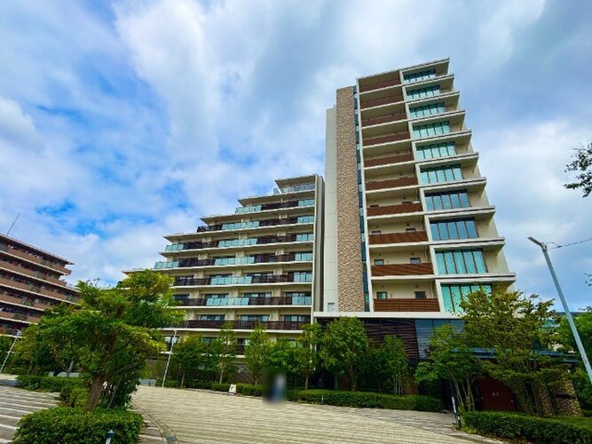 どこか余裕を感じさせるシャープなフォルムで佇む外観は、晴天の空と合わせる事で堂々たる趣を見せます。