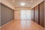 お部屋の形が綺麗なリビングの為、テーブルやソファなどの家具を一通り置くことができそうです♪ お部屋の形が綺麗なリビングの為、テーブルやソファなどの家具を一通り置くことができそうです♪