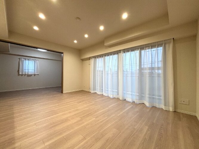 お部屋の形が綺麗なリビングの為、テーブルやソファなどの家具を一通り置くことができそうです♪