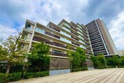 格調と静謐を強く息づかせたデザイン空間が、住む人や訪れる人を館内へとやさしくエスコートします。