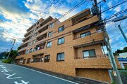 落ち着いた色合いのタイル貼りが目を惹く外観フォルム。周辺環境と調和した存在感ある佇まいです。 落ち着いた色合いのタイル貼りが目を惹く外観フォルム。周辺環境と調和した存在感ある佇まいです。