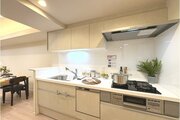 日々の家事の負担を軽減させる、食器洗浄機付きのキッチンです♪光熱費も安くなり、一石二鳥ですね。