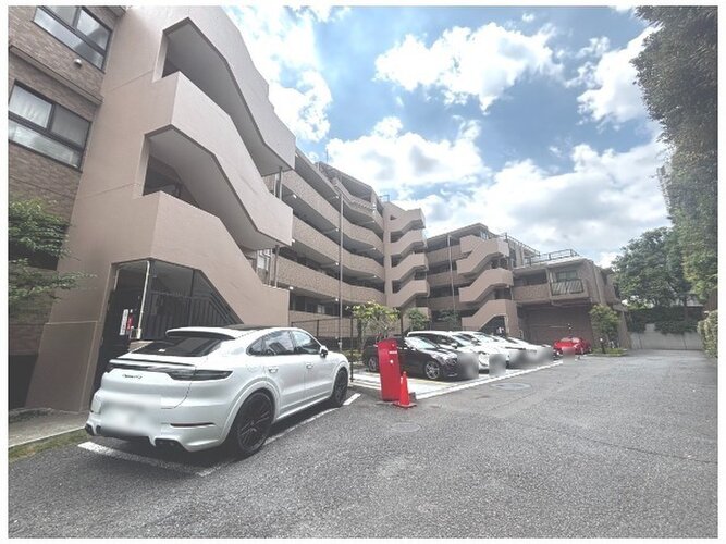 閑静な住宅街に佇むマンション。柔らかい色調とマットな素材が穏やかな雰囲気を奏でます。