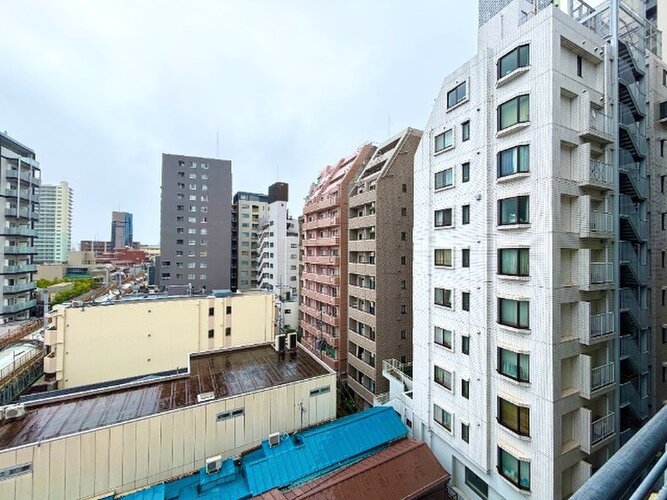 バルコニーからの眺望。近隣の建物との間隔もしっかり取られて風通し良好です。 バルコニーからの眺望。近隣の建物との間隔もしっかり取られて風通し良好です。