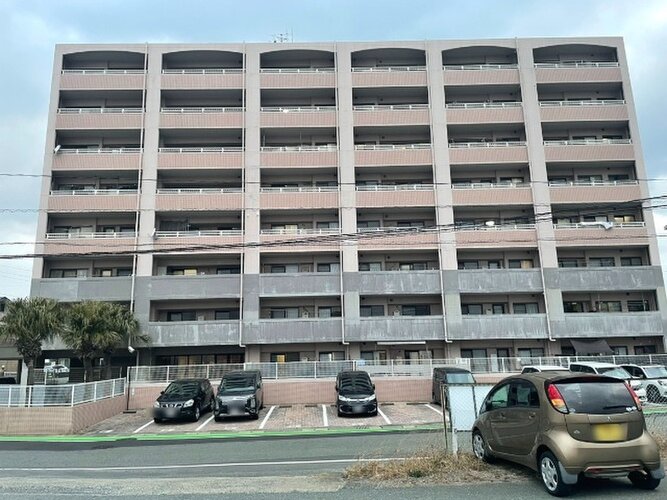 時の流れに色あせることのない瀟洒な外観。朝晩、1年365日、様々な表情を見せます。