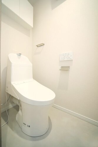 白を基調とした清潔感ある空間。温水洗浄便座付きで、毎日快適にお使いいただけます。細部まで配慮された設備が、日々の暮らしをさりげなく支えます。