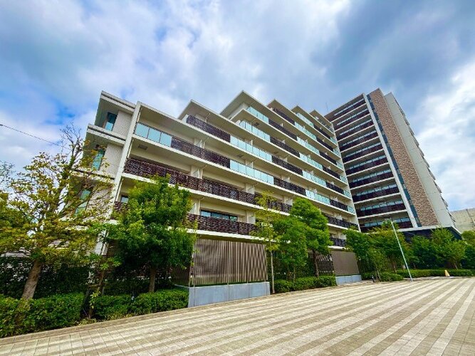 格調と静謐を強く息づかせたデザイン空間が、住む人や訪れる人を館内へとやさしくエスコートします。