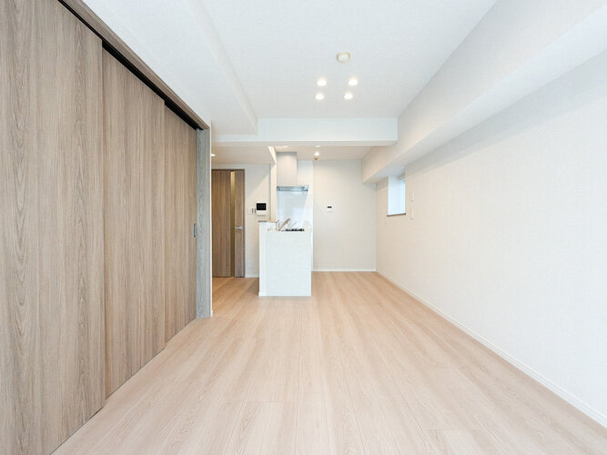 落ち着きのあるフローリングと清潔感のあるクロスが心和む空間を作り出しています。 落ち着きのあるフローリングと清潔感のあるクロスが心和む空間を作り出しています。