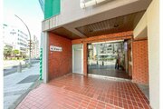 バルコニーからの眺望。近隣の建物との間隔もしっかり取られて風通し良好です。