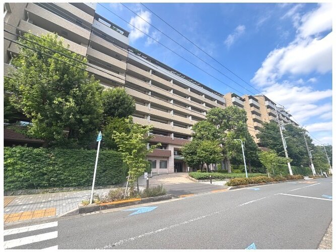 緑豊かな街路樹に囲まれた清潔感のあるマンション外観です！前面道路は歩道が綺麗に整備されており、幅も広いため小さなお子様とのお散歩やベビーカーでの移動も安心感を持ってスムーズに行っていただけます♪