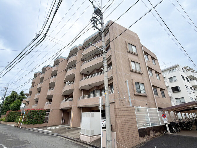 陽だまりの中でそよ風を感じる快適な空間。青空の下にその落ち着きのある外観を描き出します。