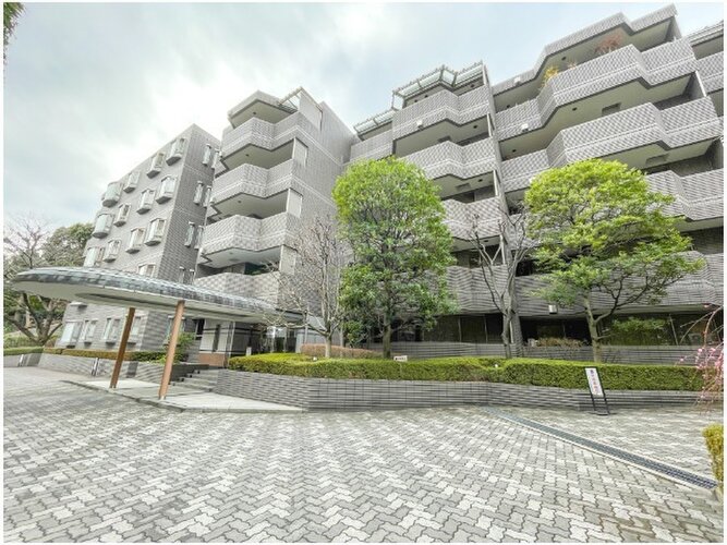 統一した色調でデザインされたマンションは周囲と調和した景観を生み出しています。 統一した色調でデザインされたマンションは周囲と調和した景観を生み出しています。