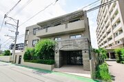 統一した色調でデザインされたマンションは周囲と調和した景観を生み出しています。