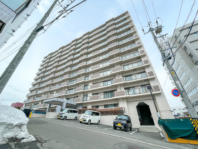 閑静な住宅街に佇むマンション。柔らかい色調とマットな素材が穏やかな雰囲気を奏でます。