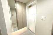 姿見鏡が付いた収納豊富なシューズボックスがある玄関です！お出かけ前の身だしなみチェックがスムーズにでき、足元を照らす間接照明で明るい印象になります♪靴をすっきり片付けて清潔感を保てますね！
