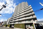 青空に映えるスタイリッシュで重厚感のあるマンション外観です！周辺は落ち着いた街並みとなっており、毎日の通勤や通学はもちろん休日のお出かけからご帰宅された際にも安心感を与えてくれる佇まいです