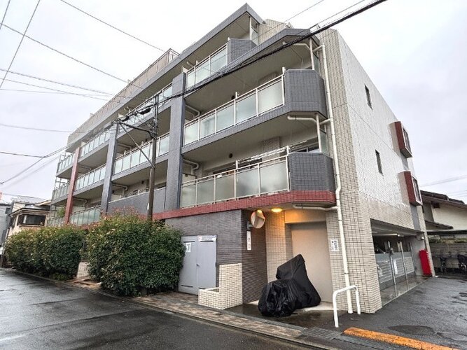 閑静な住宅街に佇むマンション。柔らかい色調とマットな素材が穏やかな雰囲気を奏でます。