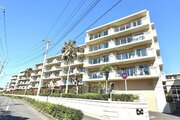 青空に映える明るい外観と植栽の緑が心地よいマンションです！