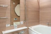 バスルームは浴室乾燥機付き。花粉の季節や梅雨時期などでもお洗濯をしっかりサポート。