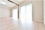 全空間で一貫したシンプルでスタイリッシュなデザイン。自分らしく飾る空間がここにあります。