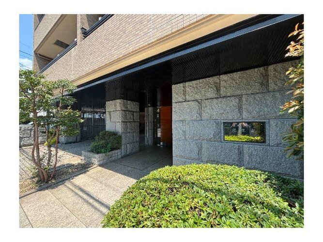 石造りの重厚感あるエントランスは毎日の帰宅時に安心感を与えてくれます！