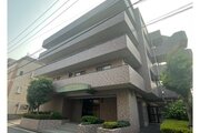 エントランスには手入れの行き届いた豊かな緑があり、毎日の帰宅時に心和む空間が広がっています。