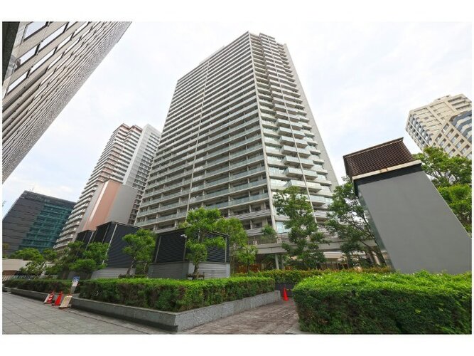 重厚なイメージを受けるマンション。住むほどにその印象が誇らしくなります。 重厚なイメージを受けるマンション。住むほどにその印象が誇らしくなります。