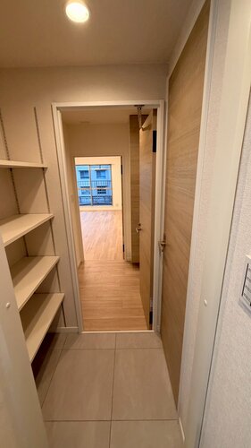 洗面室には収納力豊富な収納棚があります。 洗面室には収納力豊富な収納棚があります。