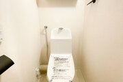 白を基調とした清潔感あふれる温水洗浄便座付きのトイレです!上部にはトイレットペーパーなどを目隠しして収納できる便利な吊戸棚が備わっています。床や壁もスッキリとしており、毎日気持ちよく使えます♪ 白を基調とした清潔感あふれる温水洗浄便座付きのトイレです!上部にはトイレットペーパーなどを目隠しして収納できる便利な吊戸棚が備わっています。床や壁もスッキリとしており、毎日気持ちよく使えます♪