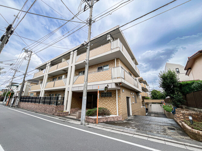 陽だまりの中でそよ風を感じる快適な空間。青空の下にその落ち着きのある外観を描き出します。