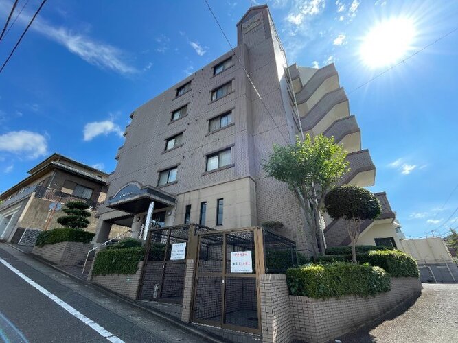 西鉄天神大牟田線 「西鉄平尾」駅まで徒歩16分。西鉄バス 「平和三丁目」バス停まで徒歩2分