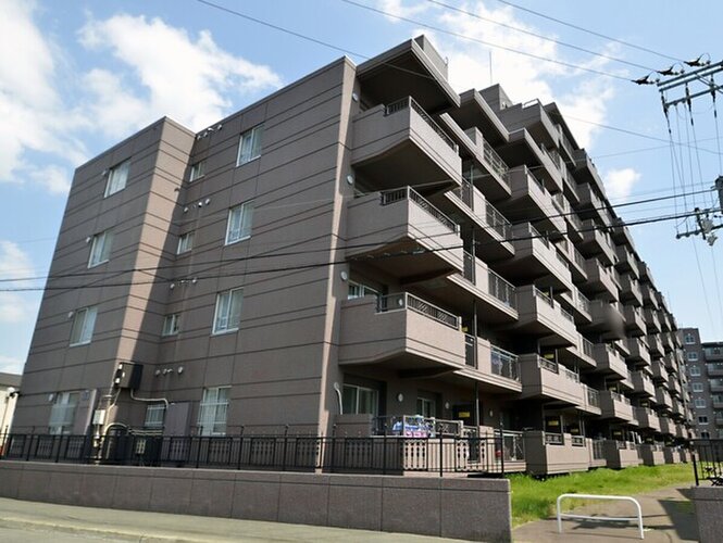 タイル張りの落ち着いた外観のマンションです！周辺には植栽もあり、四季の移ろいを感じながら過ごせます。陽当りも良く、洗濯物もしっかり乾きます。暮らしを温かく包み込んでくれるような住環境です♪