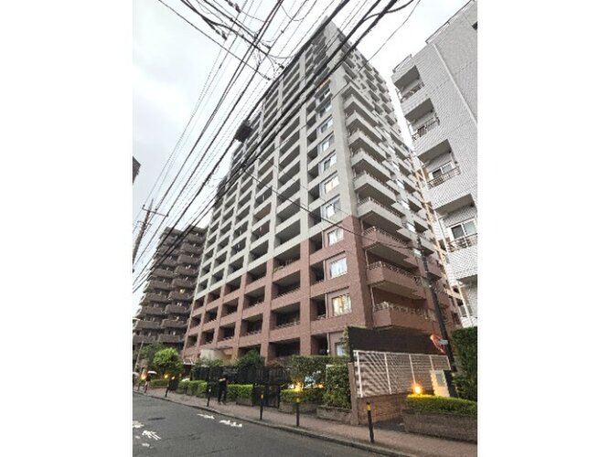 統一した色調でデザインされたマンションは周囲と調和した景観を生み出しています。 統一した色調でデザインされたマンションは周囲と調和した景観を生み出しています。