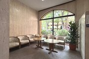 柔らかな照明で優しく出迎えてくれるエントランス。心落ち着く安らぎを感じる空間です。