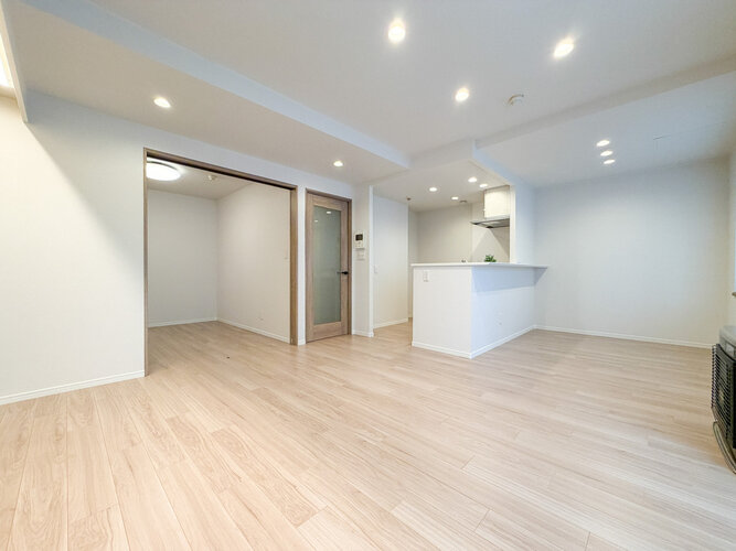 リビングの隣にあるお部屋は引き戸を開放することで、さらに広々とした一体感のある空間として使えます！お昼間はお子様のプレイスペースとして、夜は扉を閉めて寝室や書斎として静かに使うことも可能です♪
